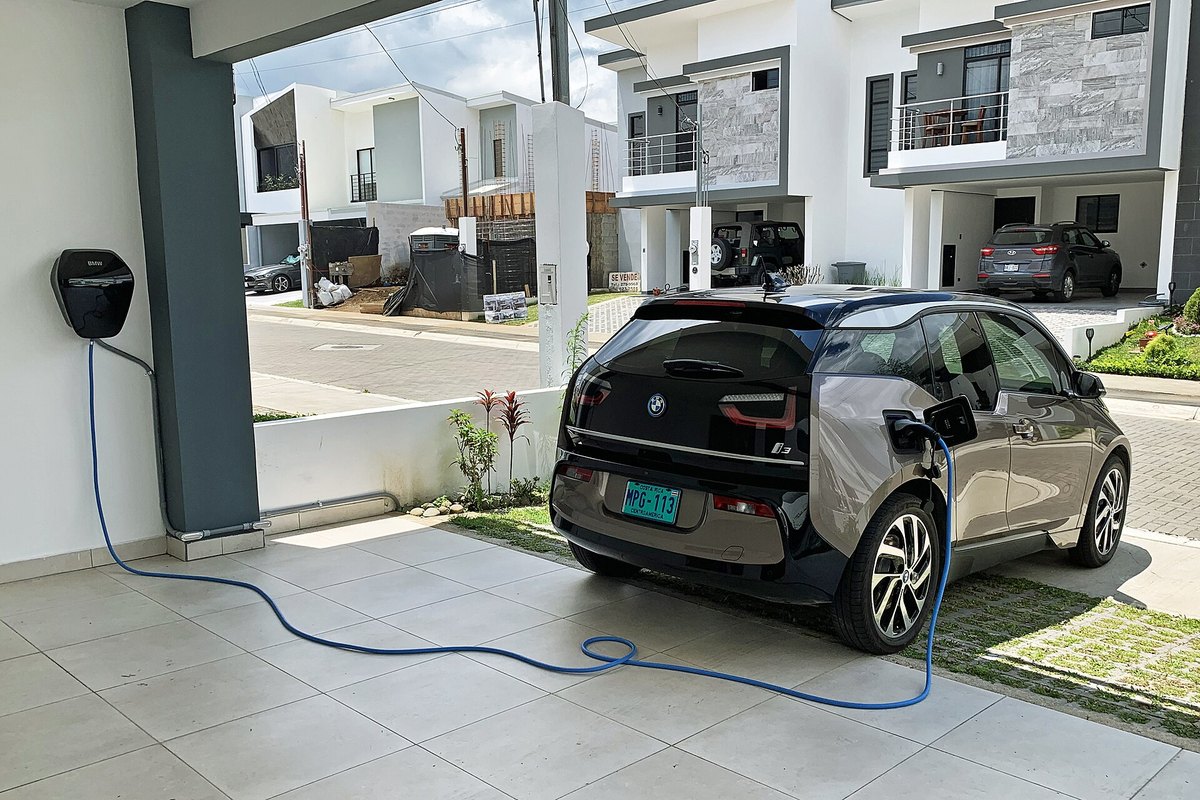 Wallbox-Ladestation für Elektrofahrzeug an Hauswand